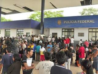 Centenas de pessoas aguardavam para ser atendidas nesta manhã no posto da Polícia Federal em Corumbá. (Foto: Diário Online)