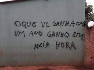 Mensagem escrita no muro da residência do foragido. (Foto: Divulgação/Choque) 