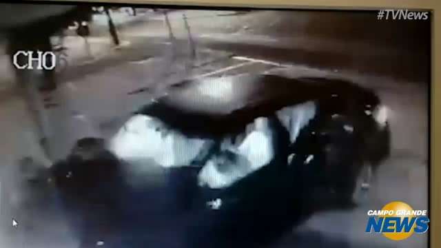 C&acirc;meras flagram momento em que carro que estaria disputando racha invade loja