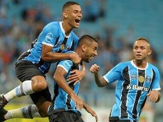 Jogadores comemorando um dos três gols do Grêmio, na partida. (Foto: Ricardo Rímoli/Estadão Conteúdo) 