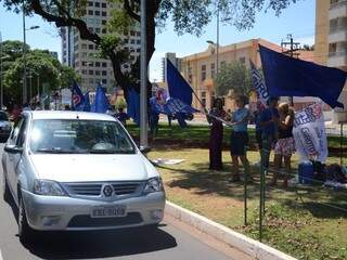 Equipe do candidato Edson Giroto fez concentração no cruzamento da Afonso Pena com a 13 de Maio. (Foto: Minamar Junior)