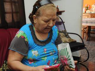 Dulcinéia de Souza, tem 71 anos. Trinta deles dedicados a agradecer São Cosme e Damião com as guloseimas para crianças. 