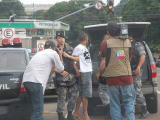 Vantuir (camisa rosa), Wilberson (de preto), Theomar e Naywasany foram presos na madrugada de hoje no Nova Lima (Foto: Simão Nogueira)