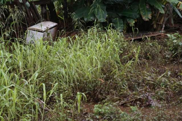 Depois de enchente, resta a moradores contabilizar os preju&iacute;zos