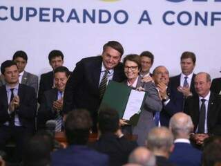 Bolsonaro e Tereza Cristina, em ato dos 300 dias de governo que apresentou decreto para o setor sucroalcooleiro; zoneamento da cana-de-açúcar foi derrubado. (Foto: Guilherme Martimon/Mapa)
