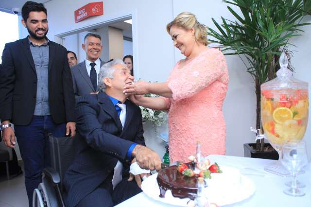 Ap&oacute;s 30 anos longe do grande amor, Francisco casa com Vit&oacute;ria dentro do hospital