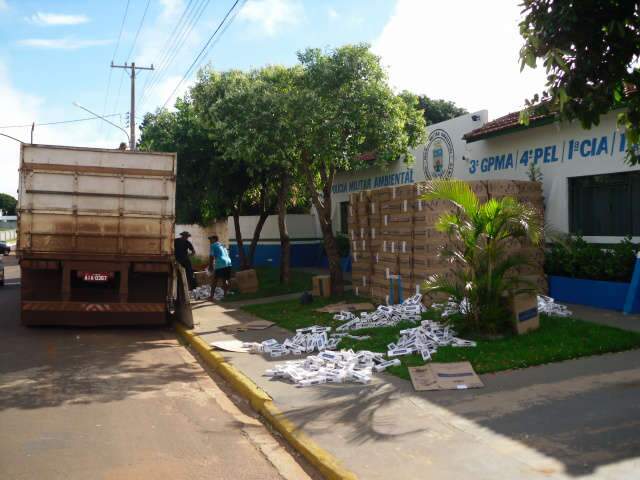  PMA apreende 43 mil pacotes de cigarro contrabandeados em carreta em Navira&iacute;