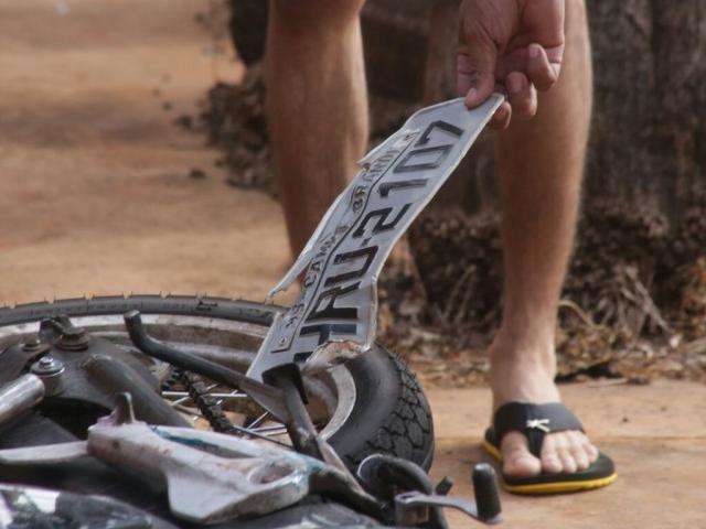 Condutor invade preferencial, bate em moto e foge sem prestar socorro