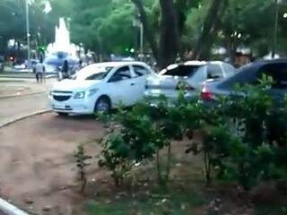Veículos permaneceram próximos à base da Guarda Civil Municipal. (Foto: Reprodução/Vídeo)