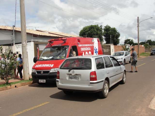 Carro atropela crian&ccedil;a de bicicleta em cruzamento no Nova Lima 