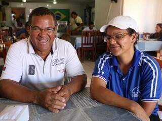 Osmar e Vilma, pai e filha, comandam o restaurante que existe desde 2010. (Foto: Marcelo Victor)