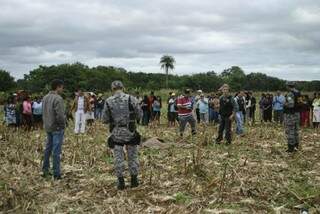 O corpo da adolesente foi encontrado no interior de uma plantação de milho. (Foto: Osvaldo Duarte)
