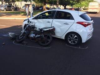 Moto atingiu lateral do HB20 e motociclista ficou ferido (Foto: Guilherme Henri)