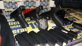 Foram apreendidas três pistolas 9 mm (Foto: Divulgação)