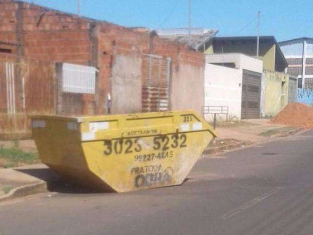 Ca&ccedil;amba abandonada em rua incomoda moradores no bairro Vida Nova