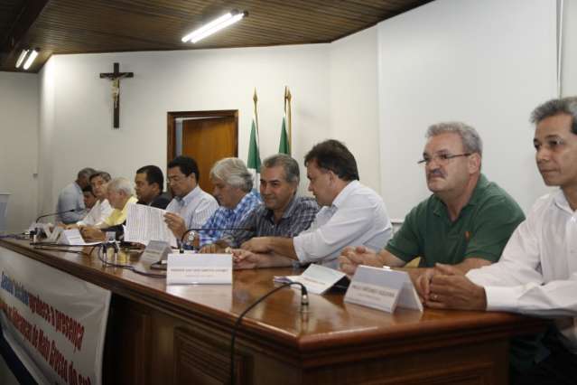Uni&atilde;o libera R$ 17,6 milh&otilde;es para asfaltar 17 km em 20 cidades