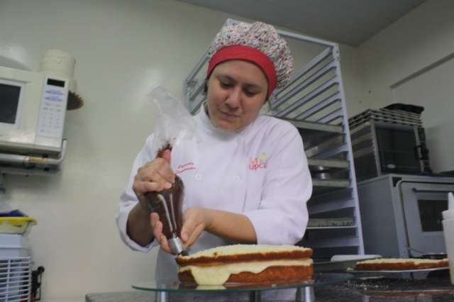 Completamente &quot;pelada&quot;, torta tipo &quot;naked cake&quot; &eacute; nova moda das confeitarias