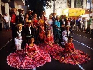 Grupo folclórico de dança paraguaia se apresentou no Centro da Capital, neste sábado. (Foto: Mário Bueno / PMCG)