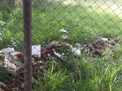 Lixo em campinho no bairro Santo Amaro atrapalha alunos de duas escolas