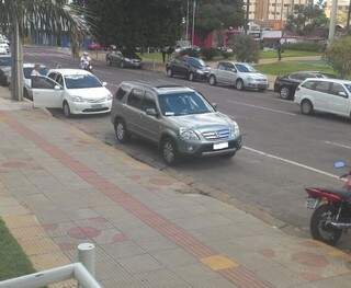 Carro estacionado em frente a saída na maternidade Cândido Mariano.(Foto:Direto das ruas)