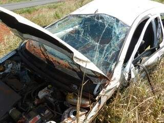 O carro em que o casal estava ficou completamente destruído. (Foto: Rádio Caçula)