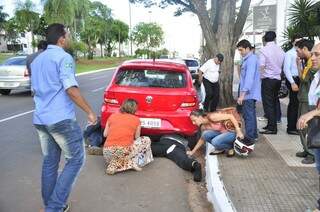 Motociclista ficou preso embaixo de um carro que estava próximo ao local (Foto: João Garrigó)