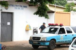 A Polícia Militar escoltou a mulher até o presídio (Foto: Marcos Ermínio)