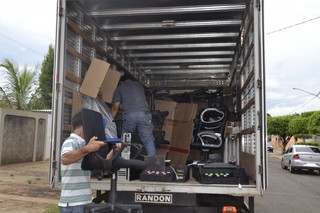 Caminhão ficou cheio de equipamentos apreendidos em casas de jogos. (Foto: Simão Nogueira)
