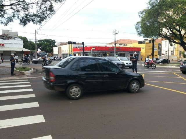Sem&aacute;foro queima e guardas controlam tr&acirc;nsito na Afonso Pena 