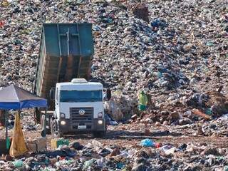 Caminhão deixa sacos de lixo em Campo Grande. (Foto: Henrique Kawaminami).