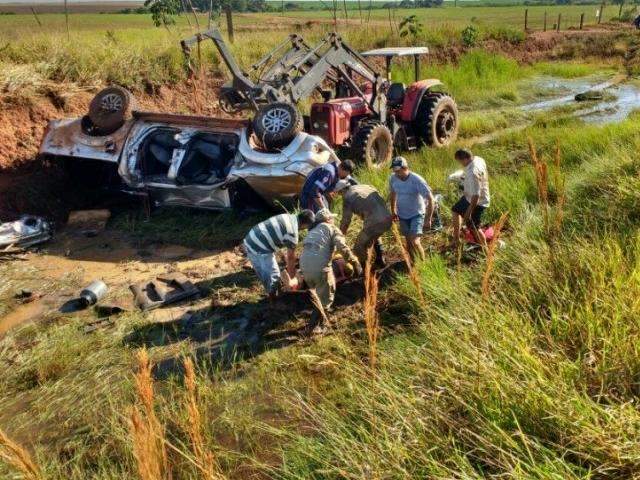 Motorista perde o controle e capota caminhonete na BR-463