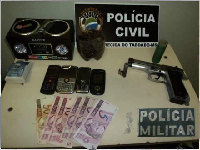  Opera&ccedil;&atilde;o prende cinco por tr&aacute;fico  de drogas e recupera carro furtado 