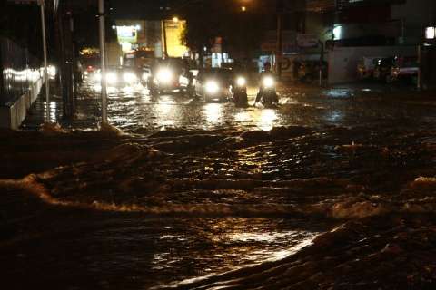 Chuva causa alagamentos e população fica "ilhada" na Ricardo Brandão