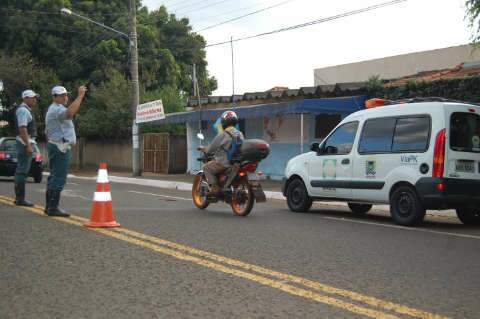  Blitz multa 59 e recolhe motocicletas no bairro São Francisco