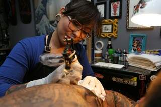 Conhecida como Liu, uma das poucas tatuadoras da Capital é daqui mesmo, criada em Amambai. 