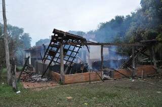 Em protesto, índios terenas atearam fogo na seda da fazenda Buriti. (Foto: Marcos Tomé/ Região News)