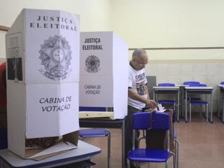 Eleitor votando na  Escola Estadual Amélio De Carvalho Bais (Foto: Marina Pacheco)