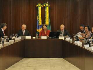 Presidente Dilma durante encontro com governadores, que discutiu temas como liberação de R$ 10 bilhões em empréstimos às unidades da federação. (Foto: Agência Brasil)