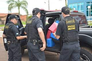 Vários caixas de documentos foram apreendidos pelos policiais. (Foto: Rio Pardo News)