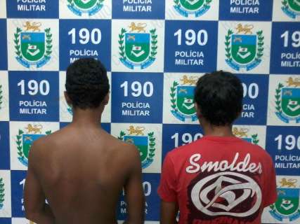 Dois adolescentes são apreendidos pela Polícia após picharem muro de residência