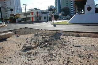 Após colisão, carros foram parar no canteiro central da Afonso Pena. Banco de concreto ficou destruído. (Foto: Simão Nogueira)