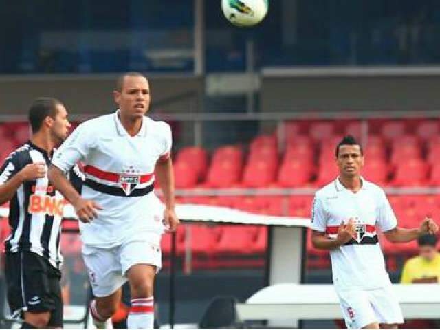  Luis Fabiano faz gol, &eacute; expulso e Tricolor vence o Atl&eacute;tico-MG no Morumbi