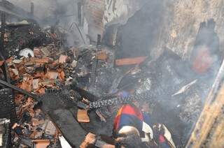Fogo destruiu roupas e móveis. (Foto: Marcelo Calazans)