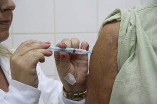 Em clínicas particulares, vacina custa R$ 85 (Foto: Marcos Ermínio)