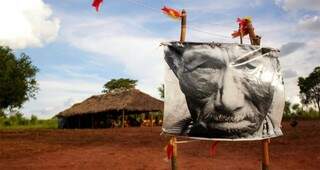 Foto de Marcos Veron em frente à aldeia de sua tribo, em Juti (Foto: Divulgação)