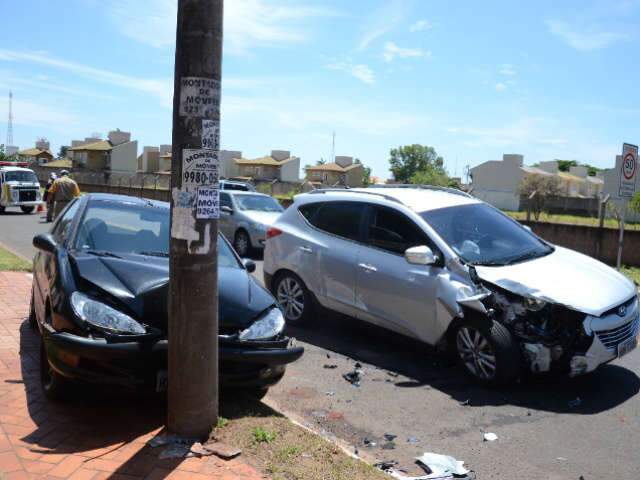  Motorista perde controle e bate em carro estacionado na Tr&ecirc;s Barras