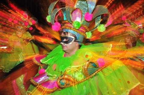 Brasil, crença, natureza, lixo, luxo e número no Carnaval de Campo Grande