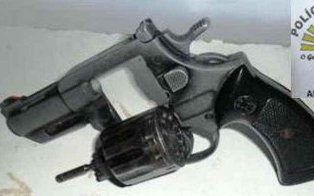  Pol&iacute;cia prende homem que disparava tiros para o alto com a filha no colo