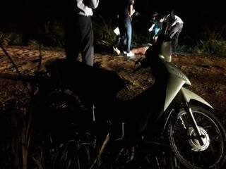 Motocicleta da vítima estava ao lado do corpo.(Foto: Rio Brilhante em Tempo Real)   