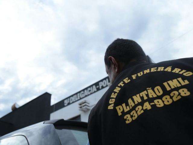 Marceneiro morre ao ligar bateria de som automotivo em padr&atilde;o de energia